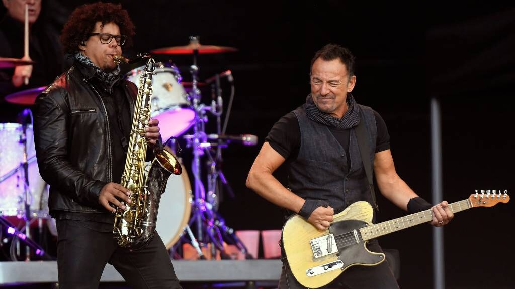 bruce springsteen playing guitar