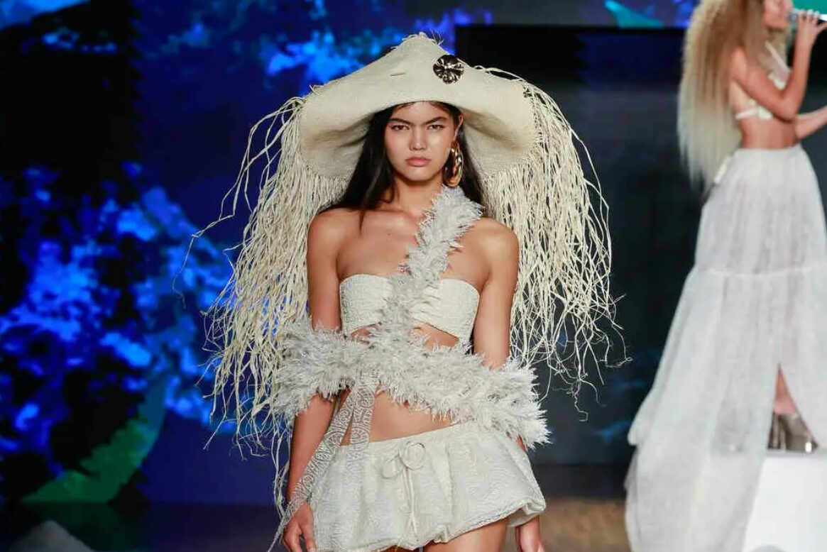 Salinas Returns to São Paulo Fashion Week After 6 Years with a New Vision: A Blend of Straw and Crystals